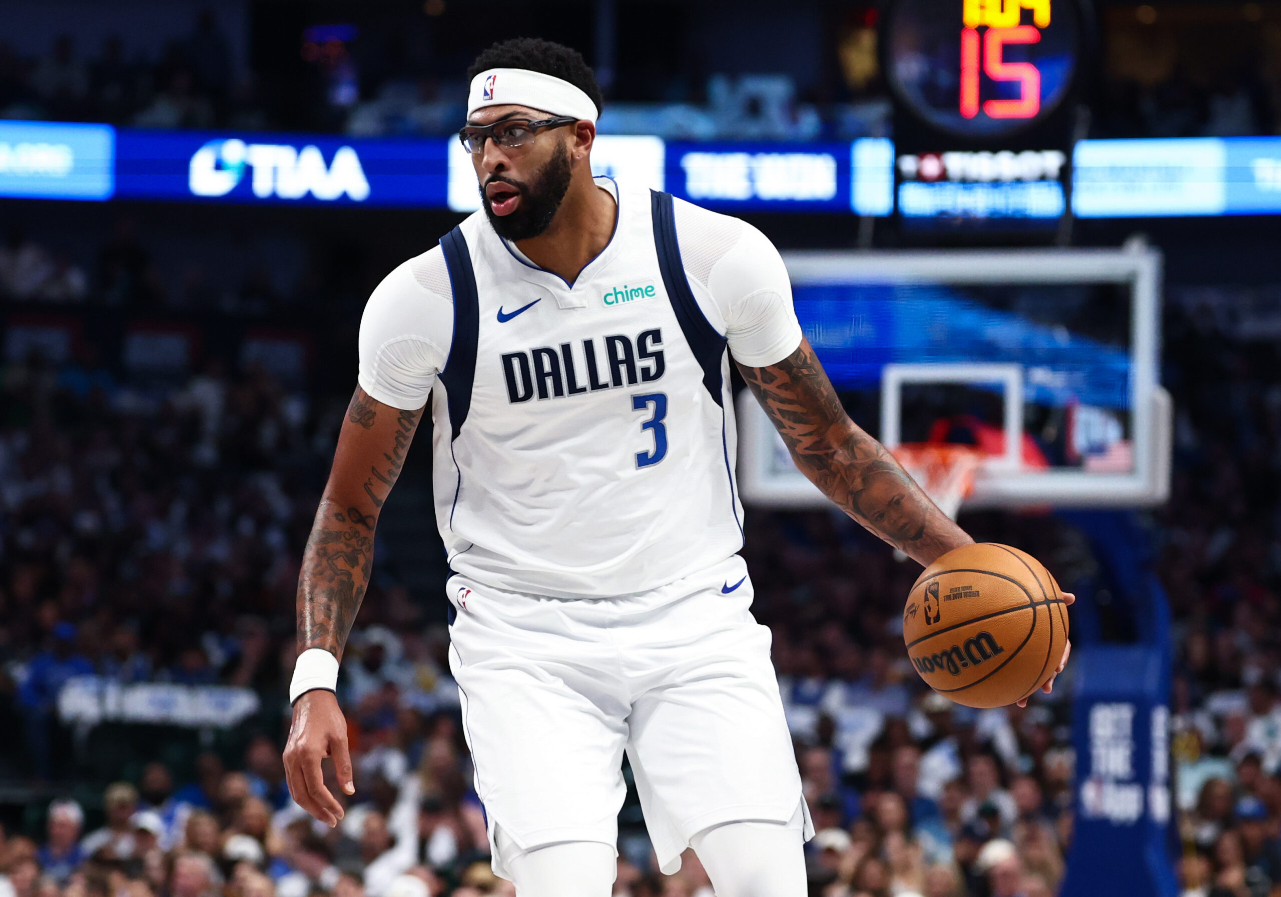 Mavericks say Anthony Davis will not require surgery on hand injury