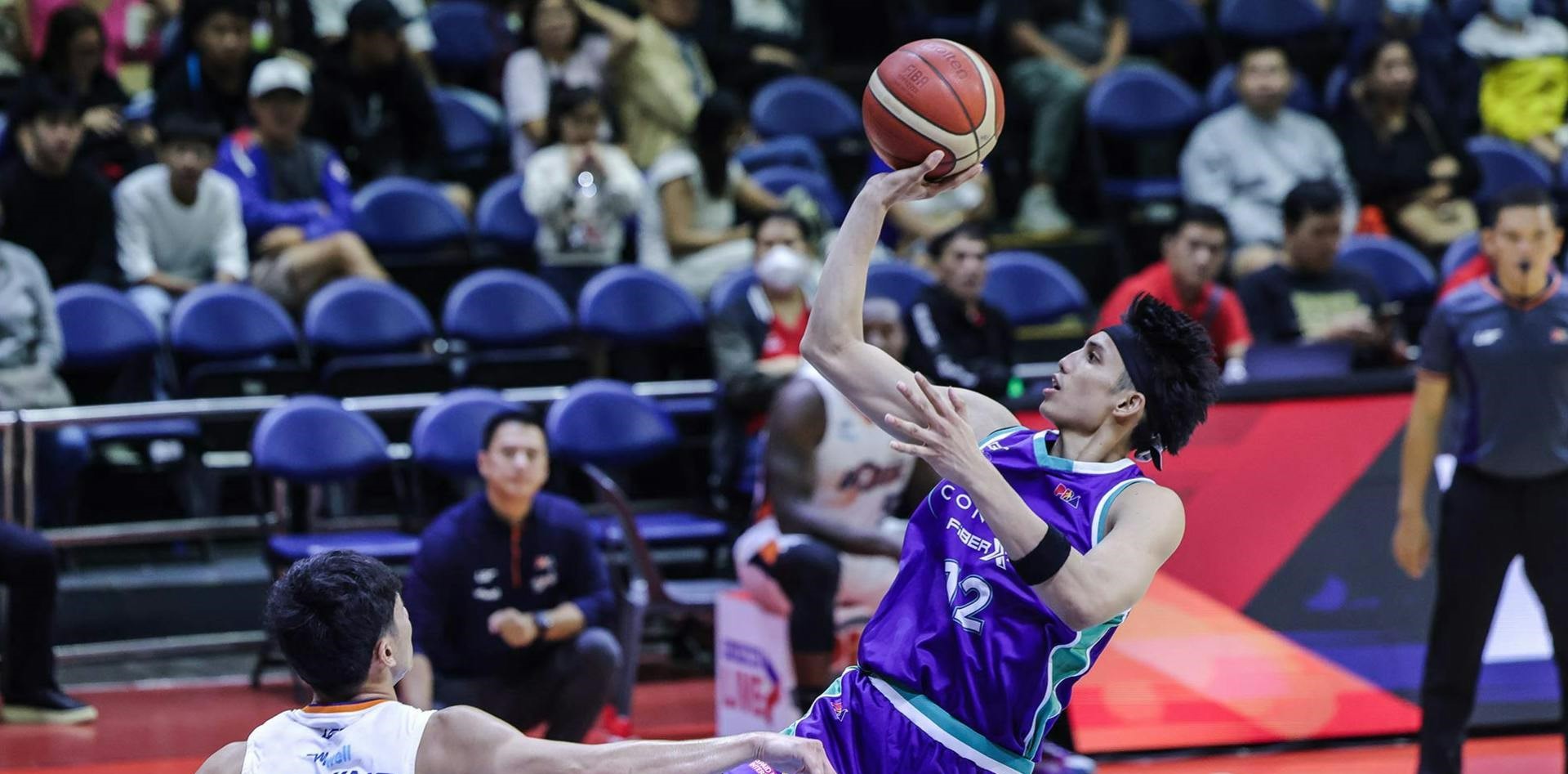 Alec Stockton shines in crunch time as Converge narrowly defeats Macau in the PBA Commissioner’s Cup
