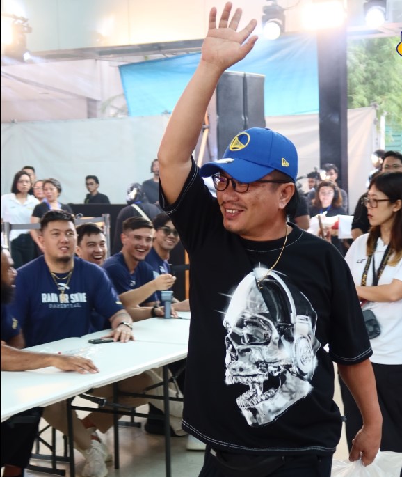 Mikee Reyes credits ball boy Eric Nanas for helping Rain or Shine gain fans