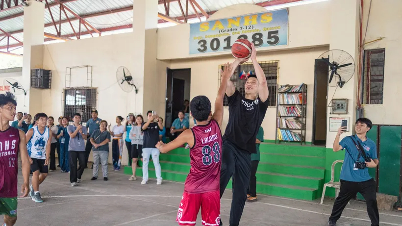Jeremy Lin trades basketball for advocacy during UNICEF visit to the Philippines 